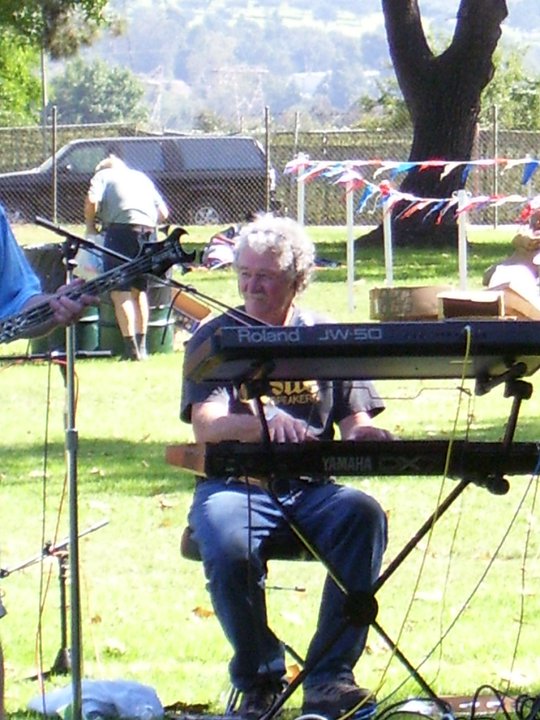 DX7SittingISDPicnic.jpg